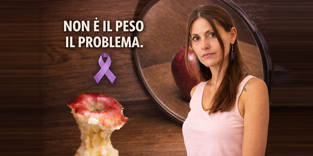 Illustrazione simbolica della guarigione dai disturbi del comportamento alimentare: una persona seduta all’uscita di una caverna guarda la luce del sole.